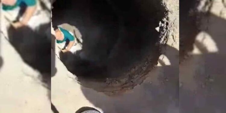 Cae NIÑO a coladera abierta ARRASTRADO por la lluvia, ¡todavía no aparece!