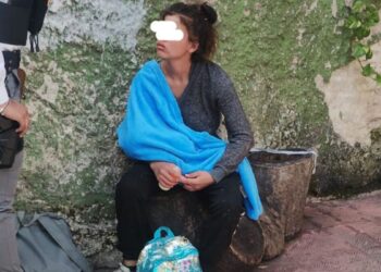 Tras discutir con su pareja, MADRE amenaza con lanzar a su BEBÉ desde un puente