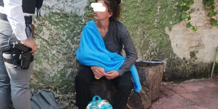 Tras discutir con su pareja, MADRE amenaza con lanzar a su BEBÉ desde un puente