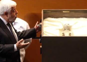 Histórico: Jaime Maussan presenta 2 cuerpos ‘extraterrestres’ en México