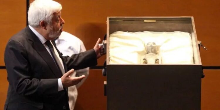 Histórico: Jaime Maussan presenta 2 cuerpos ‘extraterrestres’ en México