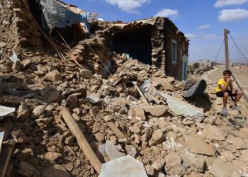 PAPÁ pierde las piernas al RESCATAR a su niño en terremoto de Marruecos
