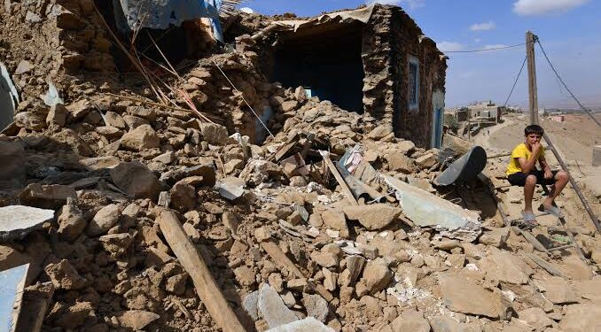 PAPÁ pierde las piernas al RESCATAR a su niño en terremoto de Marruecos