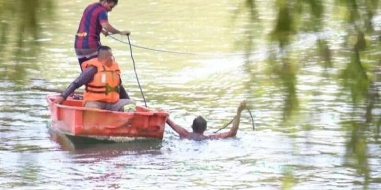 Hermanitos MUEREN ahogados al meterse a nadar a un RÍO de Veracruz