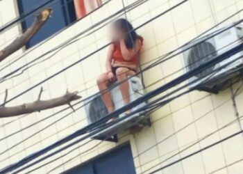 Mujer se esconde en aire acondicionado tras ser apuñalada 12 veces por su novio