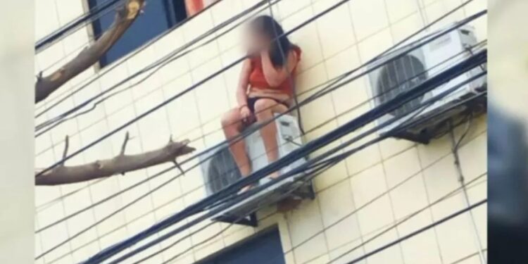 Mujer se esconde en aire acondicionado tras ser apuñalada 12 veces por su novio