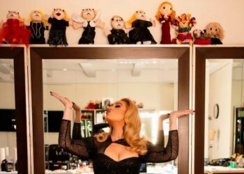¡Adele “ENAMORADA” de sus muñecos del DR. SIMI al descubrir quiénes los crean!