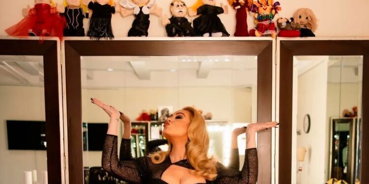¡Adele “ENAMORADA” de sus muñecos del DR. SIMI al descubrir quiénes los crean!