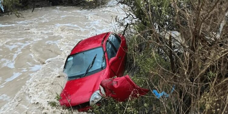 Aterrador: muere en inundación al ser arrastrado en su auto en Monterrey