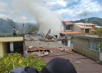 Video. Avioneta se DESPLOMA e impacta contra una CASA en Puebla, ¡hay 3 MUERTOS!