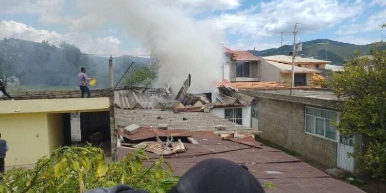 Video. Avioneta se DESPLOMA e impacta contra una CASA en Puebla, ¡hay 3 MUERTOS!