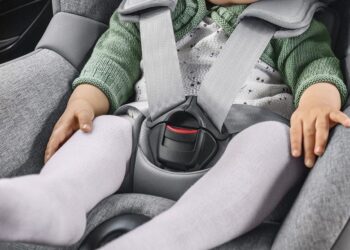 BEBITA muere al ser olvidada HORAS dentro del auto por su padre