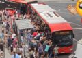 VIDEO. ¡Ciudadanos EMPUJAN autobús para salvar a ANCIANITO atrapado debajo!