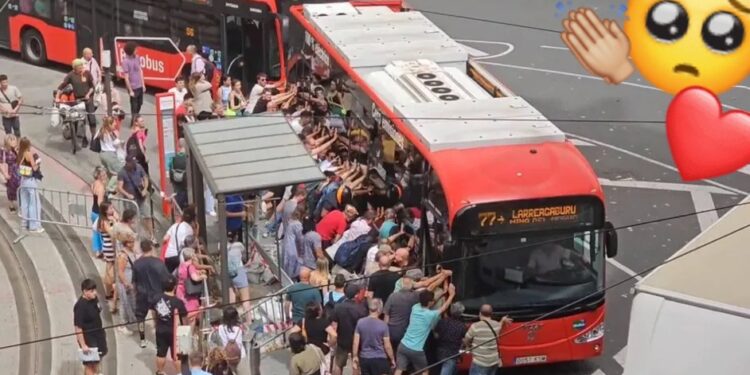 VIDEO. ¡Ciudadanos EMPUJAN autobús para salvar a ANCIANITO atrapado debajo!