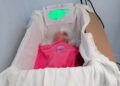 Despiden a “doc” por poner a BEBÉ en cunero improvisado con una CAJA