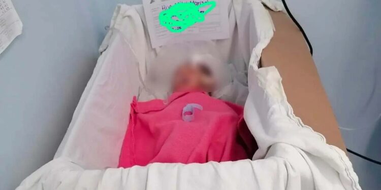 Despiden a “doc” por poner a BEBÉ en cunero improvisado con una CAJA