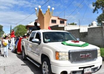 Pequeño MUERE en desfile al CAER y ser APLASTADO por carro alegórico en Puebla