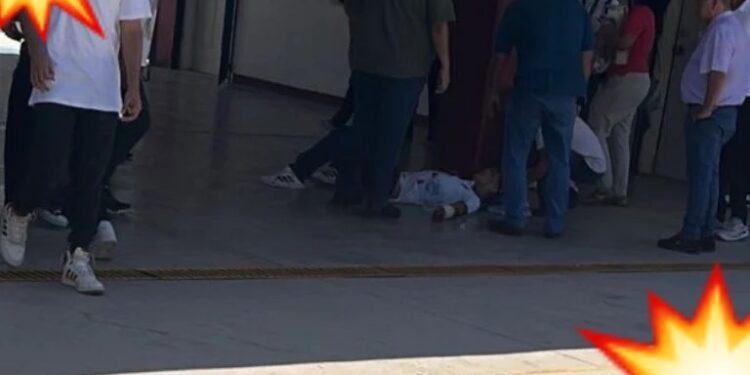 Video. ¡Chamaquito de CBTis es GOLPEADO y APUÑALADO por sus compañeros!