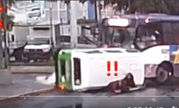Video. ¡Combi vuelca y APLASTA a pasajera tras impresionante CHOQUE!