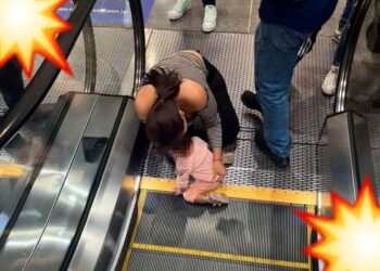 Video: BEBITA casi es ‘tragada’ por escalera eléctrica, ¡se le atascó una MANITA!