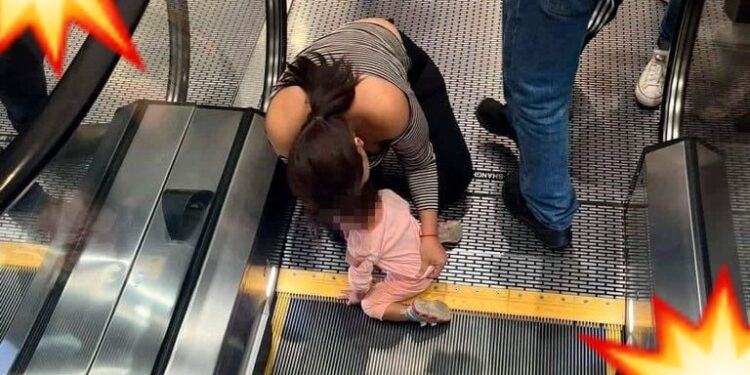 Video: BEBITA casi es ‘tragada’ por escalera eléctrica, ¡se le atascó una MANITA!