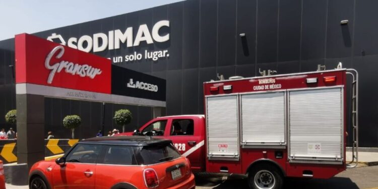 Mujer MUERE PRENSADA en ELEVADOR de supermercado en la CDMX