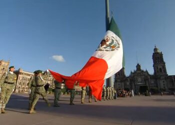 México de pie: izan bandera en memoria de víctimas de sismos del 19 de septiembre