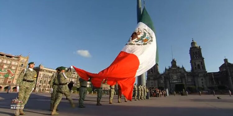 México de pie: izan bandera en memoria de víctimas de sismos del 19 de septiembre