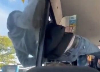 Video. Karma instantáneo: ladrón queda ATORADO en ventanilla de ‘bus’ al tratar de escapar