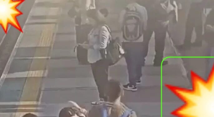 Video. Imágenes fuertes: mujer se desmaya y muere arrollada por el Metro