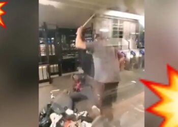 Video. Golpea BRUTALMENTE a mujer con su propio BASTÓN en el Metro de NY