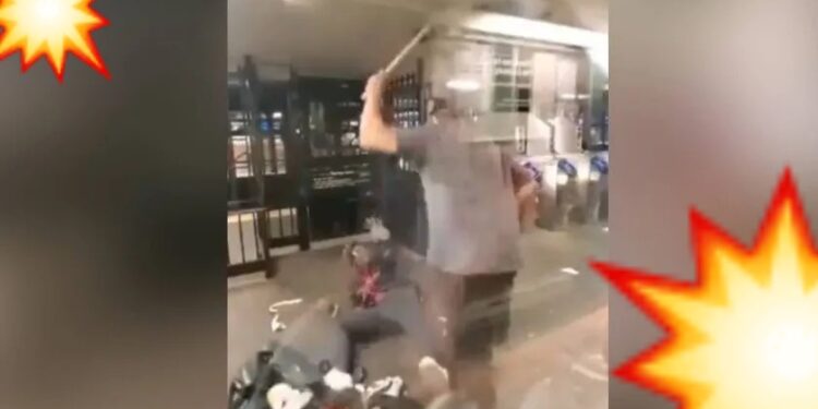 Video. Golpea BRUTALMENTE a mujer con su propio BASTÓN en el Metro de NY
