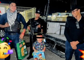 Dejan ‘plantado’ al pequeño Brandon en su cumpleaños; ¡’polis’ y bomberos lo sorprenden!