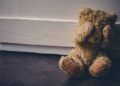 ABOMINABLE: drogado ASESINA a su HERMANITA a golpes y huye