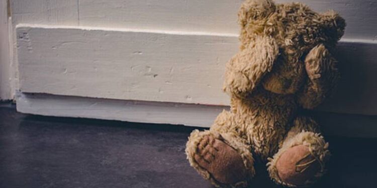 ABOMINABLE: drogado ASESINA a su HERMANITA a golpes y huye