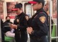Video. “¡Son unas niñas!”: se quedan dormidas en el Metro y ‘polis’ las esposan y amenazan