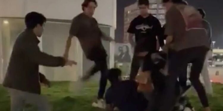 Video. Indignación por “juniors” que GOLPEARON a joven en Puebla, ¡casi lo MATAN!