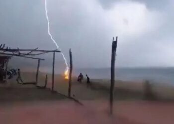 Video. Rayo MATA a 2 personas en playa de Michoacán, ¡así fue la tragedia!
