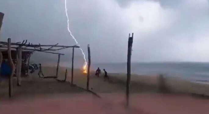 Video. Rayo MATA a 2 personas en playa de Michoacán, ¡así fue la tragedia!