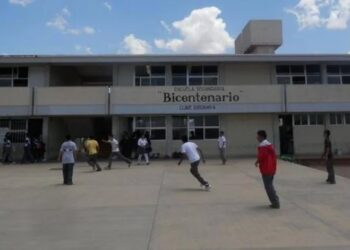 Jovencita se lanza de 2do piso de su ‘secu’ porque odia las matemáticas en Zacatecas