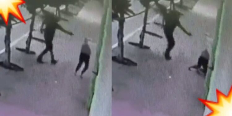 VIDEO. ASESINAN a ‘sangre fría’ a mujer; sujeto le DISPARA y se lleva su celular