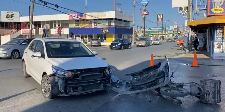 Motociclistas HERIDOS tras aparatoso CHOQUE contra vehículo en Reynosa