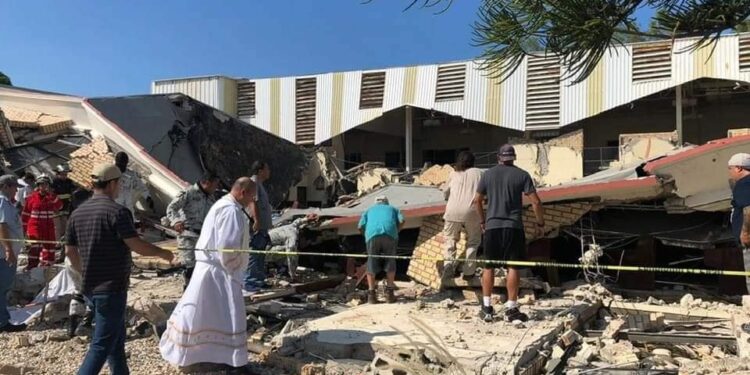 Video. Llanto, caos y miedo: esto pasó cuando el techo aplastó a todos en iglesia de Madero