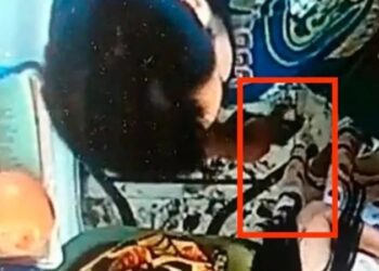 Video. ¡ASQUEROSO maestro graba bajo la FALDITA de una niña de 7 años!