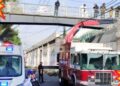 ¡Escalofriante!, encuentran a muerto colgando de puente peatonal en CDMX