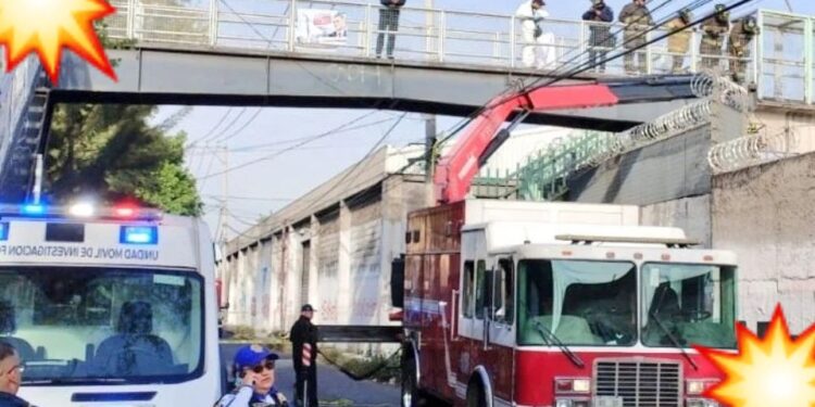 ¡Escalofriante!, encuentran a muerto colgando de puente peatonal en CDMX
