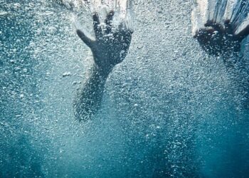Mar devuelve CUERPO de NIÑO ‘tragado’ por las olas en Playa Miramar