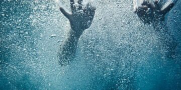 Mar devuelve CUERPO de NIÑO ‘tragado’ por las olas en Playa Miramar