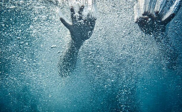 Mar devuelve CUERPO de NIÑO ‘tragado’ por las olas en Playa Miramar
