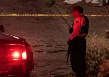 TERRIBLE: encuentran a mujer y a sus dos niños DEGOLLADOS dentro de camioneta